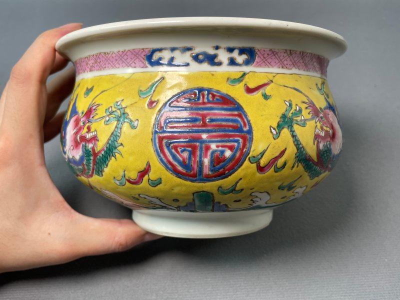 清雍正 黄地粉彩双龙捧寿图香炉 - 图3