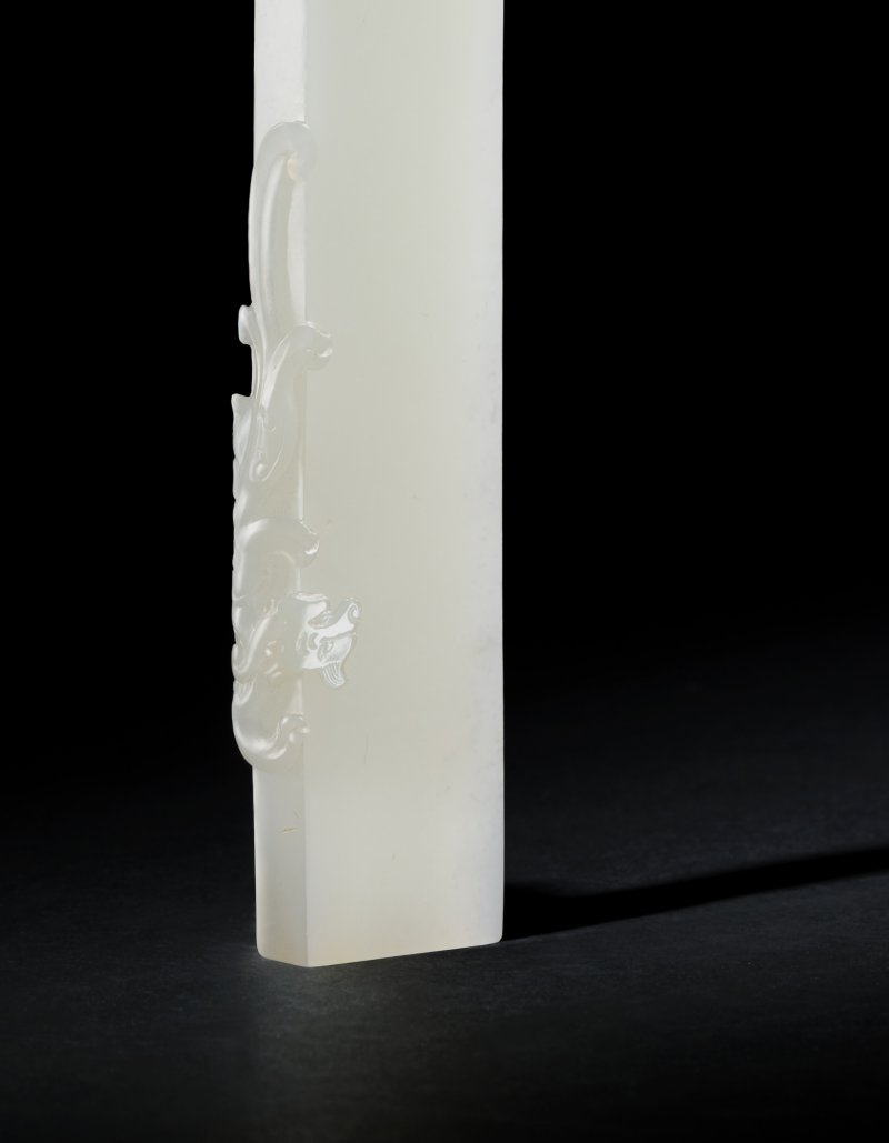 A fine imperial white jade ‘dragon’ scroll weight, Qing dynasty, Qianlong period | 清乾隆　御製白玉蒼龍教子鎮尺 - 图5