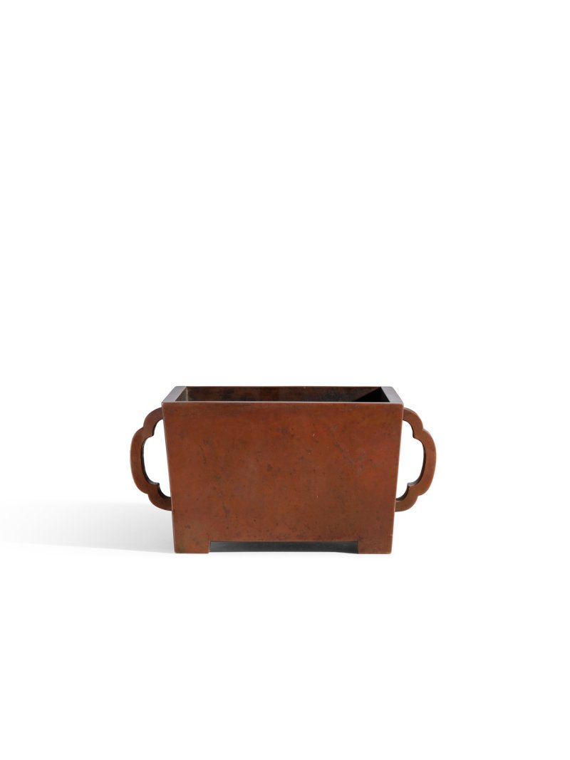 A bronze ruyi-handled incense burner, Qing dynasty, 18th century, Jiacang zhenbao ('Family heirloom') mark | 清十八世紀　銅如意耳馬槽爐　「家藏珍寶」款 - 图1