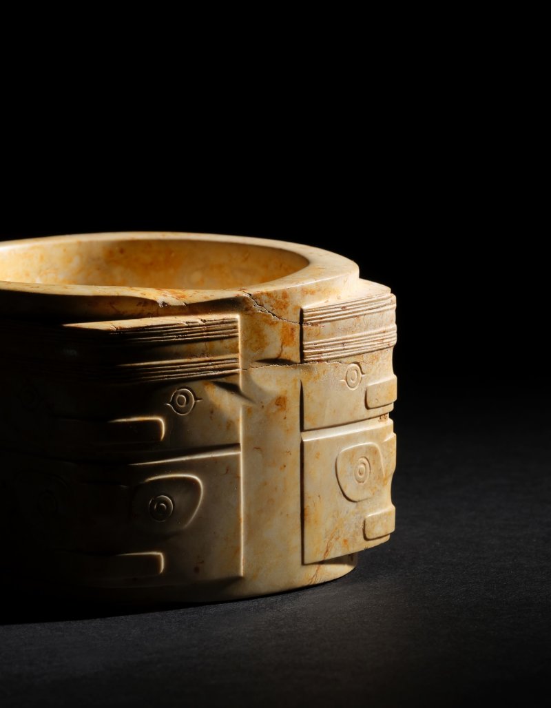 A very rare archaic jade 'mask' cong, Neolithic period, Liangzhu culture | 新石器時代 良渚文化 神人紋玉琮 - 图3