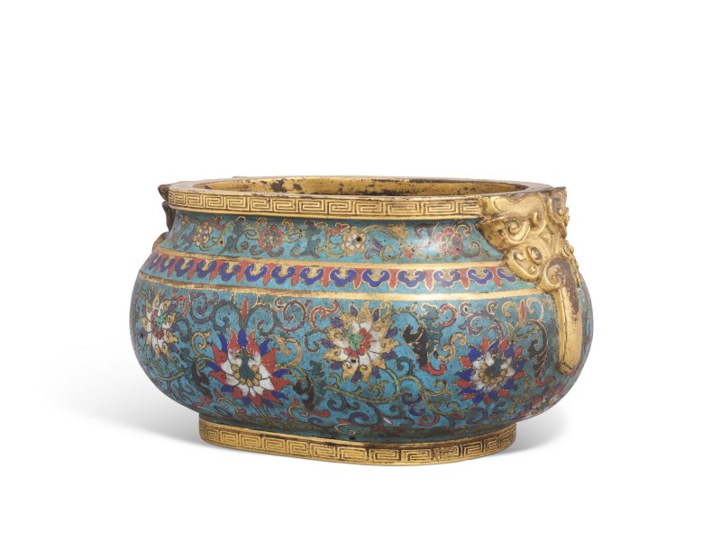 A SMALL CLOISONNÉ ENAMEL TWO-HANDLED OVOID 'LOTUS' CENSER  CHINA, QING DYNASTY, QIANLONG CAST FOUR-CHARACTER MARK WITHIN A SQUARE AND OF THE PERIOD (1736 - 1795) - 图3