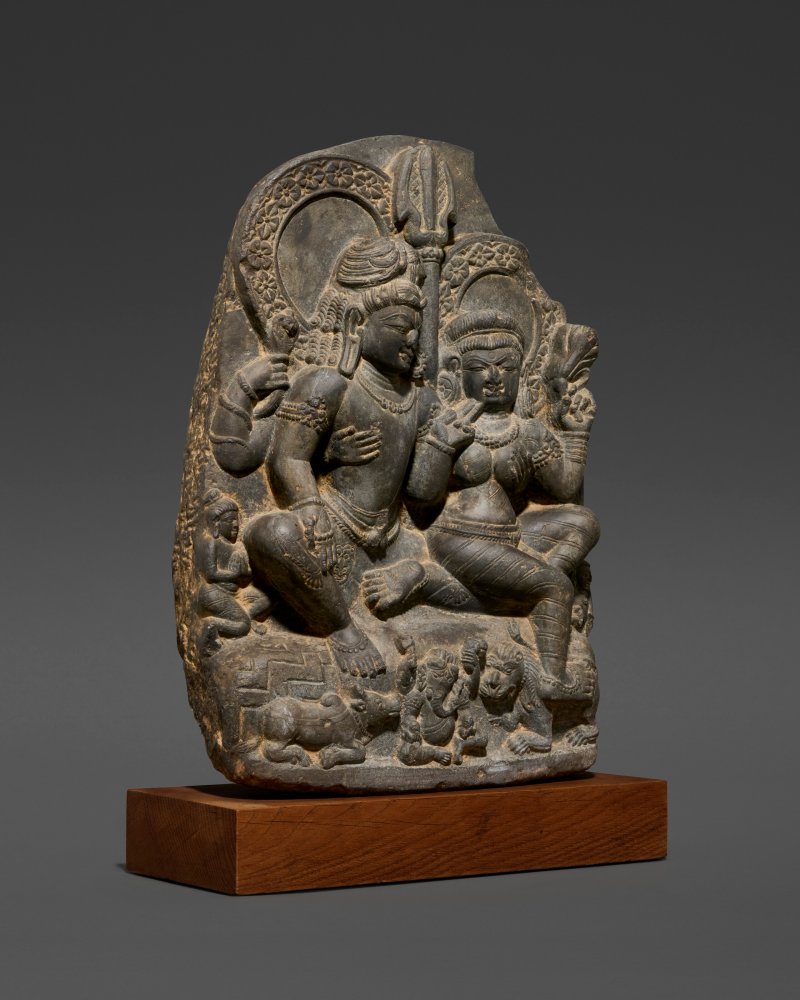 A BLACKSTONE STELE OF UMA MAHESHVARA  NORTHEAST INDIA, PRE-PALA PERIOD, CIRCA 7TH CENTURY - 图2