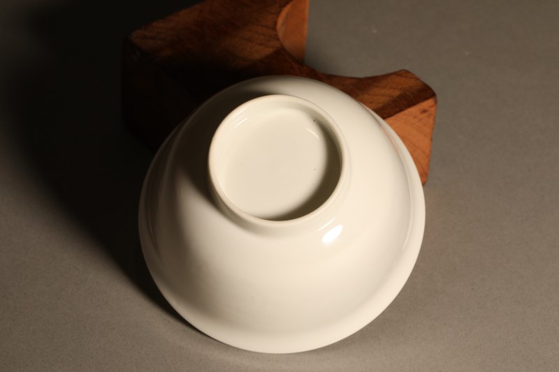 清雍正 白釉暗刻龙纹茶碗 - 图3