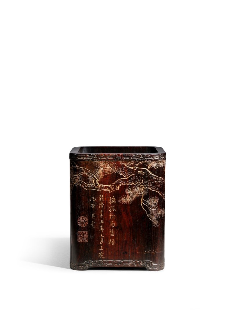 An imperial gilt-inscribed zitan ‘pine’ brushpot with an imperial portrait of the Qianlong Emperor in Han-style robes, Qing dynasty, Qianlong period, dated to the spring of the xinchou year (1781) | 清乾隆　御題紫檀填金撫松御容圖方筆筒  《乾隆辛丑春三月上浣御筆并題》款 - 图3