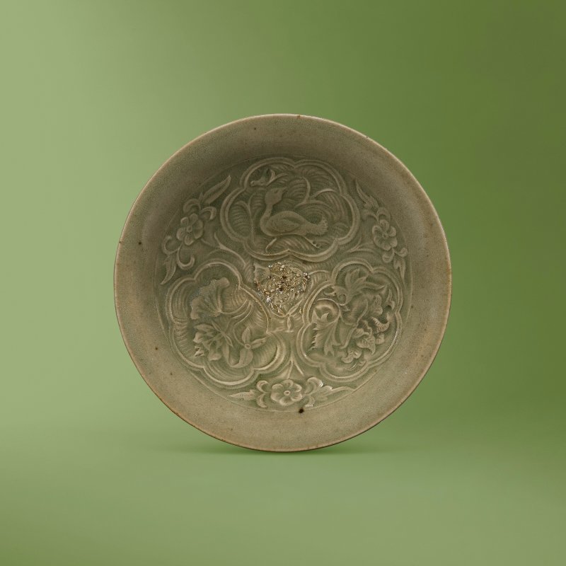 A YAOZHOU CELADON MOULDED 'BIRD AND FLOWER' BOWL  CHINA, JIN DYNASTY (1115-1234) - 图1
