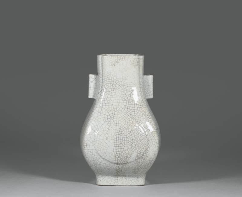 清 仿哥秞桃形贯耳瓶