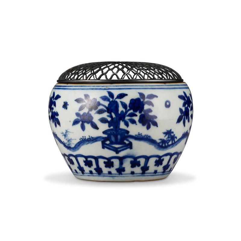 明嘉靖 青花花卉紋器 雙圈六字楷書款  JIAJING SIX-CHARACTER MARK WITHIN A DOUBLE CIRCLE AND OF THE PERIOD (1522-1566) - 图1