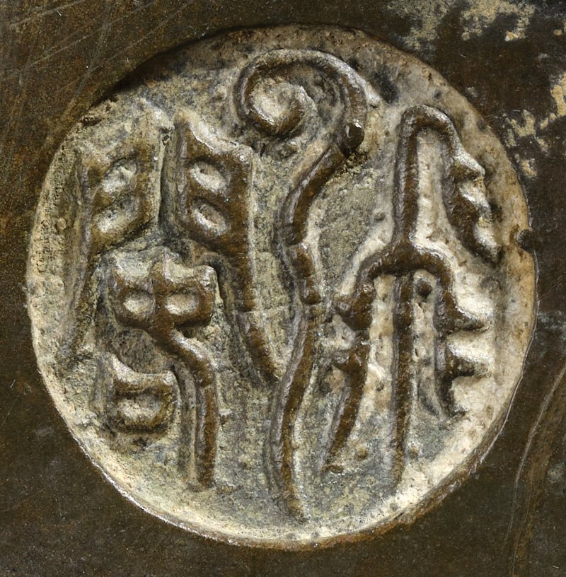 A foliate bronze ‘mallow’ gu vase, Qing dynasty, Feiyunge (‘Pavilion of Soaring Clouds’) mark | 清　銅葵口花觚　《飛雲閣》 款 - 图5