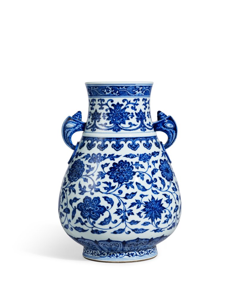 A fine blue and white handled vase, hu, Seal mark and period of Yongzheng |  清雍正 青花纏枝花卉紋鳩耳壺 《大清雍正年製》款 - 图1