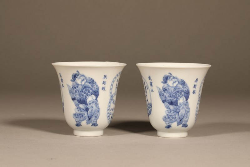 清同治 青花无双谱人物仰钟杯 - 图5
