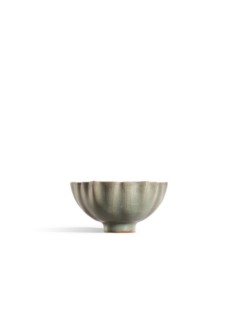 The Riesco bowl, An important and very rare small official black-bodied celadon-glazed lobed bowl, Southern Song dynasty | 南宋 黑胎青瓷花口小盌 - 图4