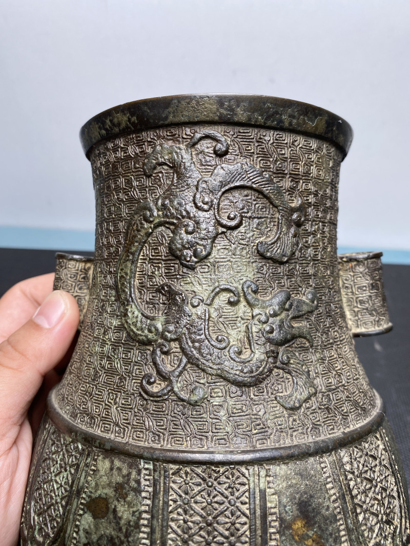 明 铜蕉叶夔龙纹贯耳尊 - 图12