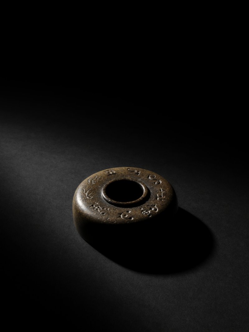 An inscribed stone waterpot, Signed Cangshuo, By Wu Changshuo (1844–1927), Qing dynasty | 清　吳昌碩石製水盂　《倉碩》款 - 图1