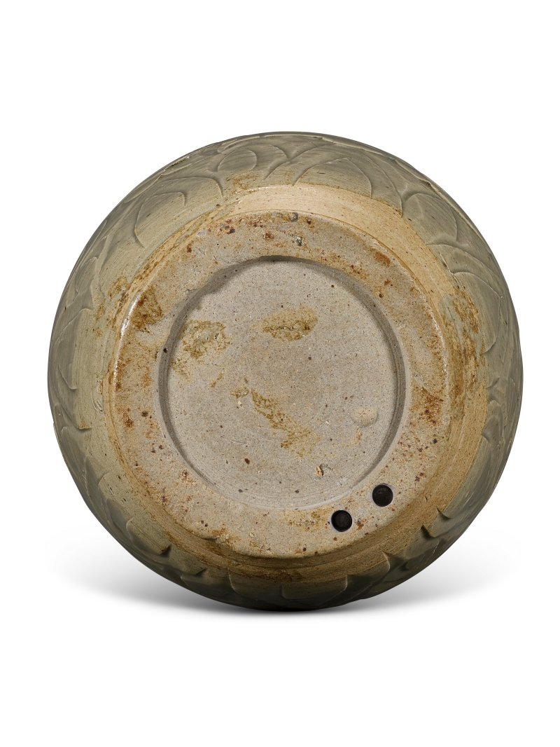A YAOZHOU CELADON CARVED 'PEONY' VASE, MEIPING  CHINA, JIN DYNASTY (1115-1234) - 图2