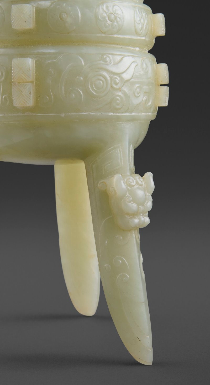 AN ARCHAISTIC PALE CELADON JADE TRIPOD VESSEL, JIA  CHINA, QING DYNASTY, 18TH-19TH CENTURY - 图6