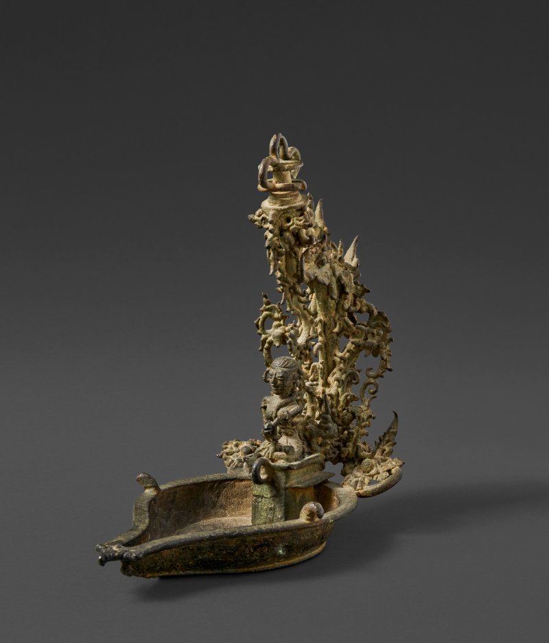 A COPPER ALLOY HANGING OIL LAMP  EASTERN INDONESIA, 12TH-15TH CENTURY - 图1
