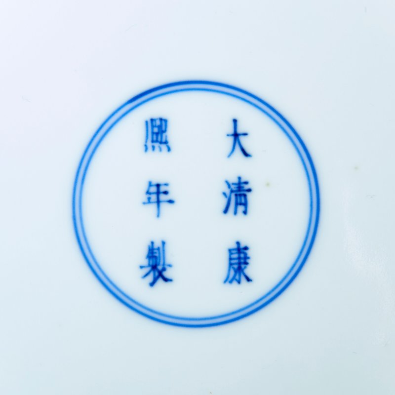 A BLUE AND WHITE MING-STYLE 'PHOENIX' DISH  CHINA, QING DYNASTY, KANGXI SIX-CHARACTER MARK WITHIN A DOUBLE CIRCLE IN UNDERGLAZE BLUE AND OF THE PERIOD (1662-1722) - 图4