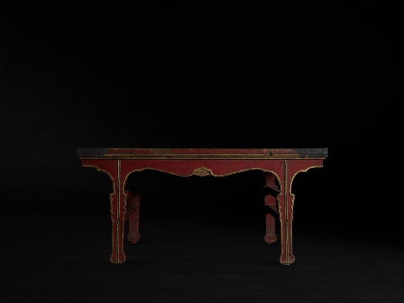 A rare imperial cinnabar lacquer and silver-fitted table, Early Qing dynasty | 清初　御製紅漆銀包角鏨花插肩榫劍腿供案 - 图1