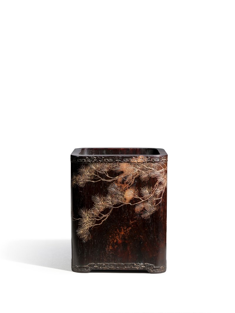 An imperial gilt-inscribed zitan ‘pine’ brushpot with an imperial portrait of the Qianlong Emperor in Han-style robes, Qing dynasty, Qianlong period, dated to the spring of the xinchou year (1781) | 清乾隆　御題紫檀填金撫松御容圖方筆筒  《乾隆辛丑春三月上浣御筆并題》款 - 图4