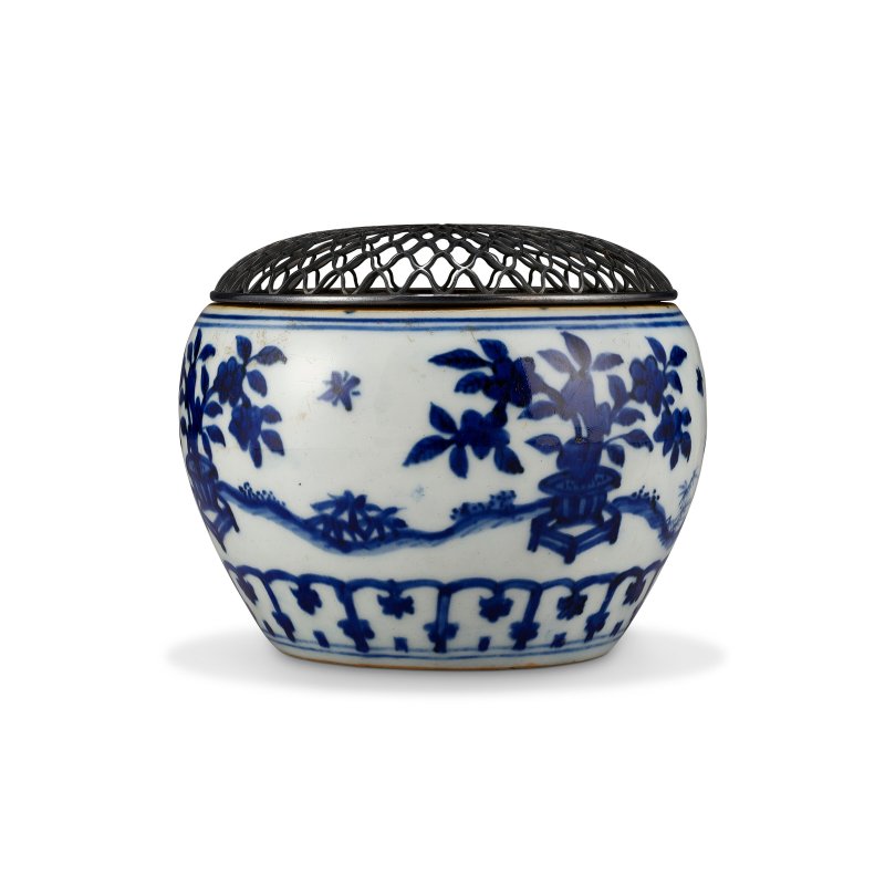 明嘉靖 青花花卉紋器 雙圈六字楷書款  JIAJING SIX-CHARACTER MARK WITHIN A DOUBLE CIRCLE AND OF THE PERIOD (1522-1566) - 图2