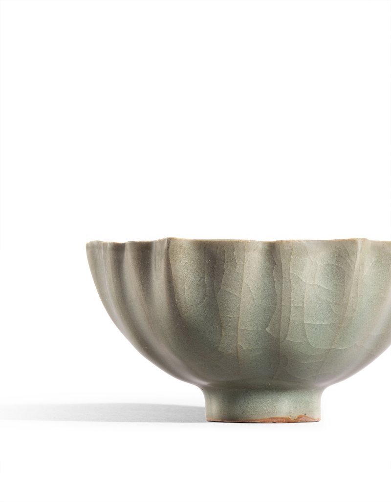 The Riesco bowl, An important and very rare small official black-bodied celadon-glazed lobed bowl, Southern Song dynasty | 南宋 黑胎青瓷花口小盌 - 图5