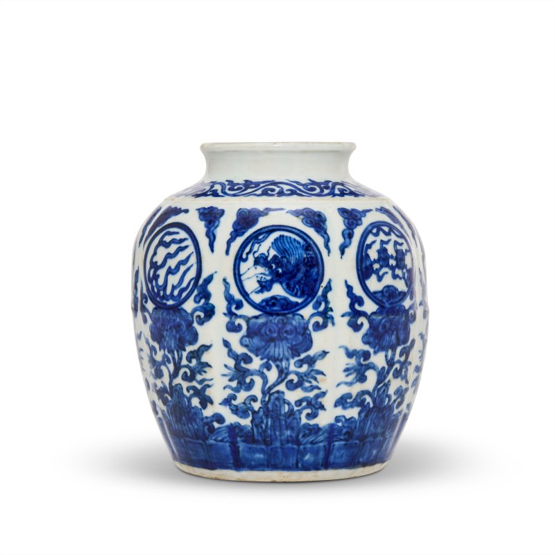 明嘉靖 青花蓮托十二章圖罐 雙圈六字楷書款  CHINA, MING DYNASTY, JIAJING SIX-CHARACTER MARK IN UNDERGLAZE BLUE AND OF THE PERIOD (1522-1566)