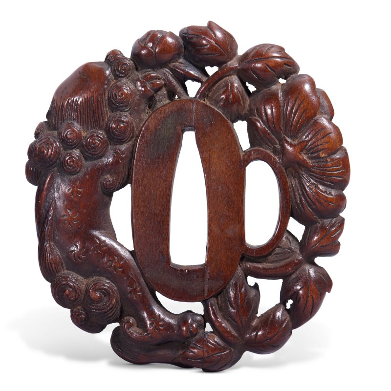A LACQUERED-WOOD TSUBA (HAND GUARD FOR A DAGGER)  JAPAN, EDO PERIOD (LATE 18TH-EARLY 19TH CENTURY), SIGNED TSUHAN TANAKA MINKO WITH CURSIVE MONOGRAM (KAO) (TANAKA MINKO; 1735-1816) - 图3