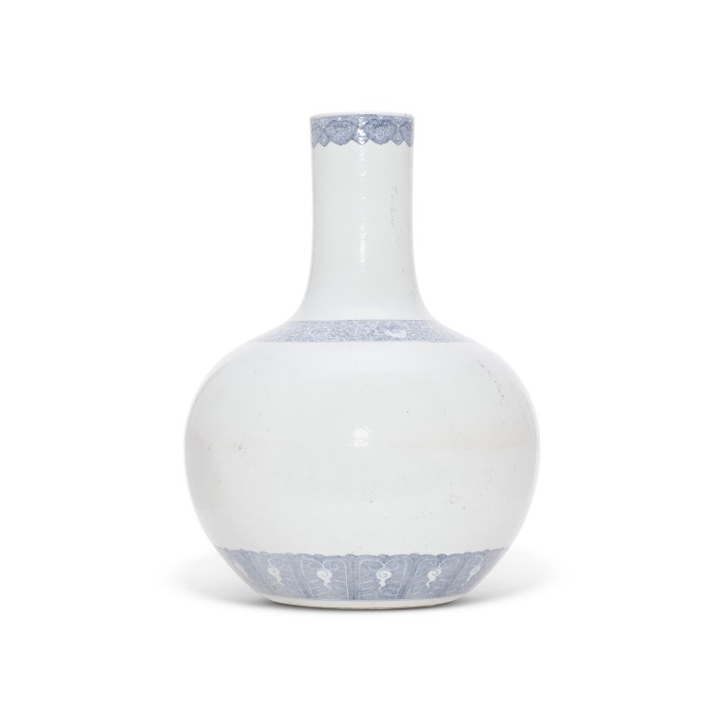 清十九世紀 青花八吉祥紋天球瓶  QING DYNASTY, 19TH CENTURY - 图1