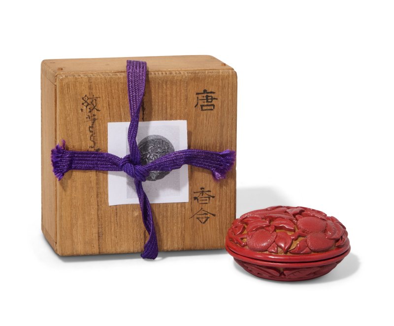 A SMALL TWO-COLOUR LACQUER 'LYCHEE' ROUND BOX AND COVER  CHINA, MING DYNASTY, 15TH-16TH CENTURY - 图6