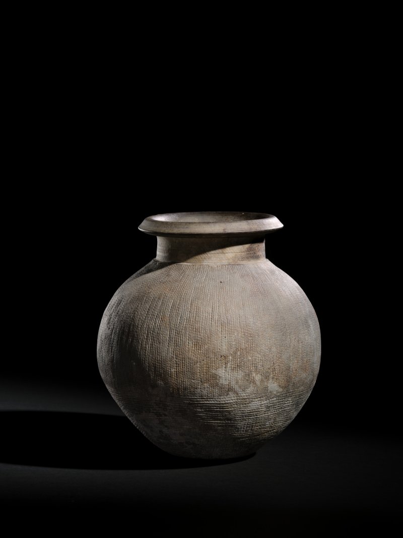 The Sir Percival David pottery jar, Zhou dynasty; imperially inscribed with Qianlong’s poem Yong Tao Zun (“Ode to a Pottery Zun”), very likely composed for this vessel and dated to the summer of the jichou year (1769) |  周　印紋灰陶尊　刻清高宗御製詩〈詠陶尊〉　《乾隆己丑夏御題》款　「德充符」印 - 图1