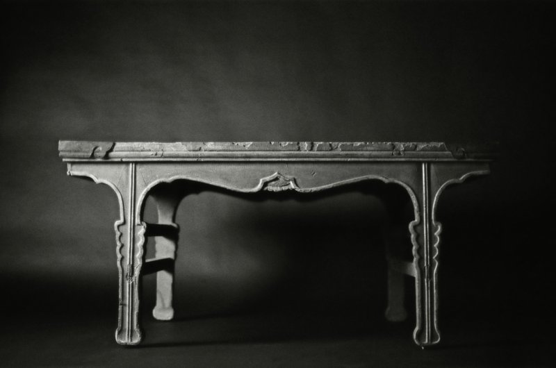 A rare imperial cinnabar lacquer and silver-fitted table, Early Qing dynasty | 清初　御製紅漆銀包角鏨花插肩榫劍腿供案 - 图2