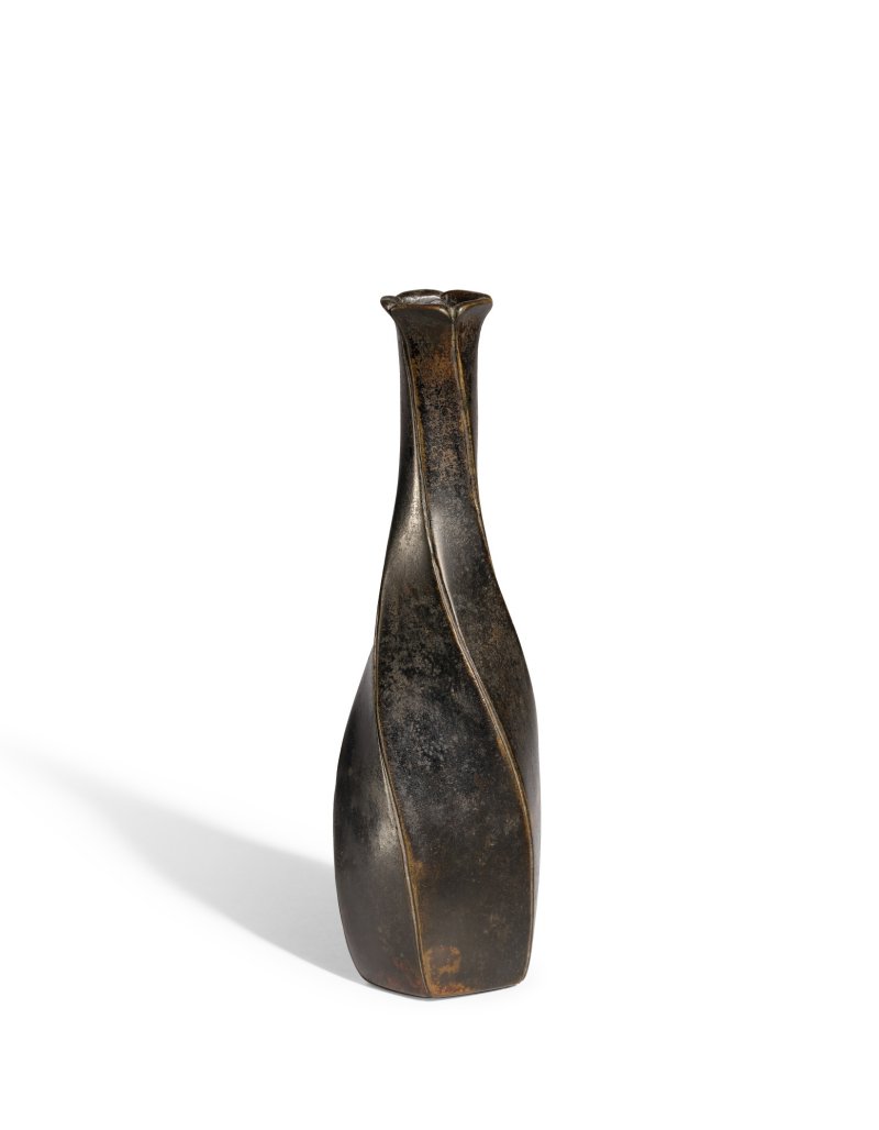 A bronze faceted spirally-ribbed vase, Ming dynasty | 明　銅旋棱紋花口長頸瓶 - 图1