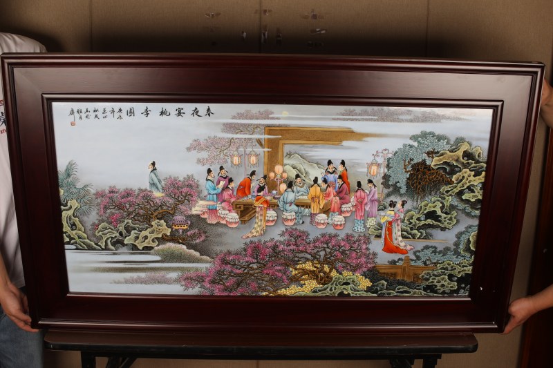 张松茂绘粉彩春月宴桃李园瓷板 - 图5