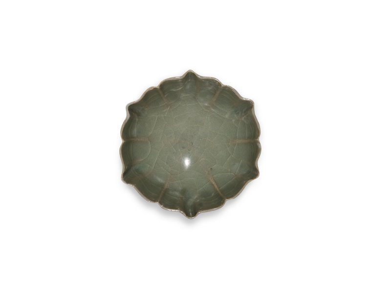 The Riesco bowl, An important and very rare small official black-bodied celadon-glazed lobed bowl, Southern Song dynasty | 南宋 黑胎青瓷花口小盌 - 图6