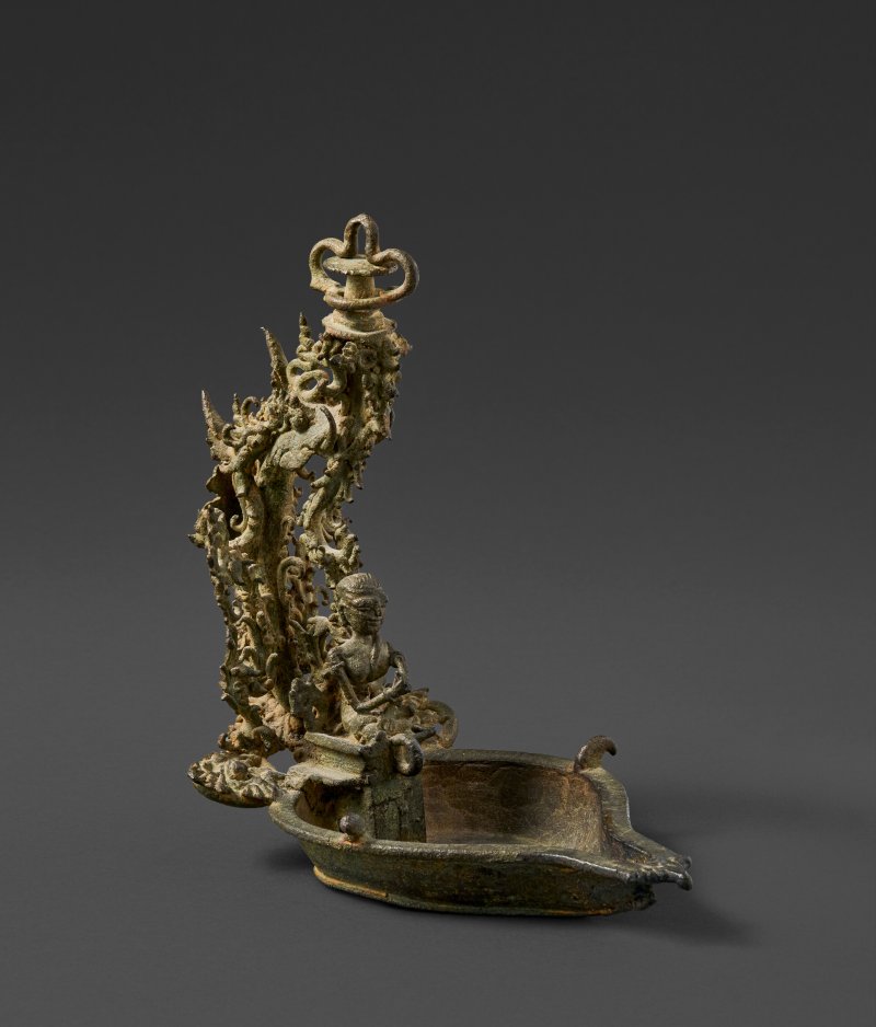 A COPPER ALLOY HANGING OIL LAMP  EASTERN INDONESIA, 12TH-15TH CENTURY - 图2