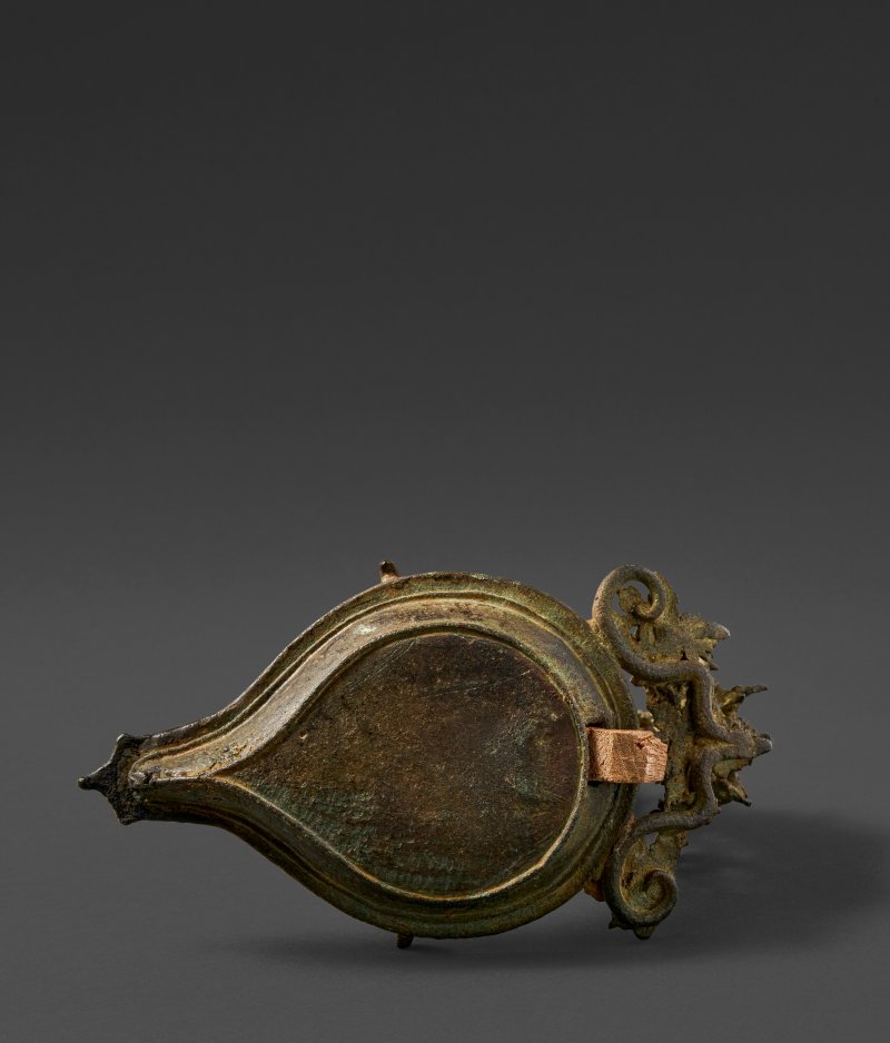A COPPER ALLOY HANGING OIL LAMP  EASTERN INDONESIA, 12TH-15TH CENTURY - 图6