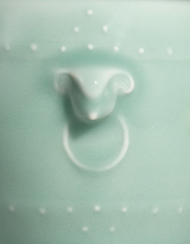 A fine and rare pair of small celadon-glazed barrel-shaped vases, Seal marks and period of Qianlong | 清乾隆　粉青釉鼓式花插一對　《乾隆年製》款 - 图2