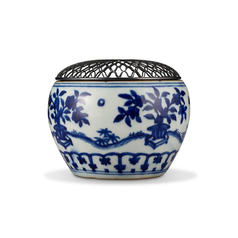 明嘉靖 青花花卉紋器 雙圈六字楷書款  JIAJING SIX-CHARACTER MARK WITHIN A DOUBLE CIRCLE AND OF THE PERIOD (1522-1566) - 图3