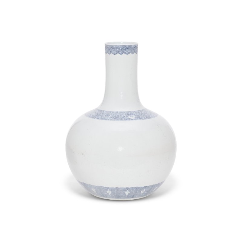 清十九世紀 青花八吉祥紋天球瓶  QING DYNASTY, 19TH CENTURY - 图2