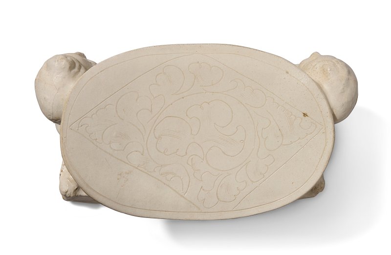 A DING WHITE-GLAZED MOULDED 'KALAVINKA' PILLOW  CHINA, NORTHERN SONG-JIN DYNASTY (960-1234) - 图3