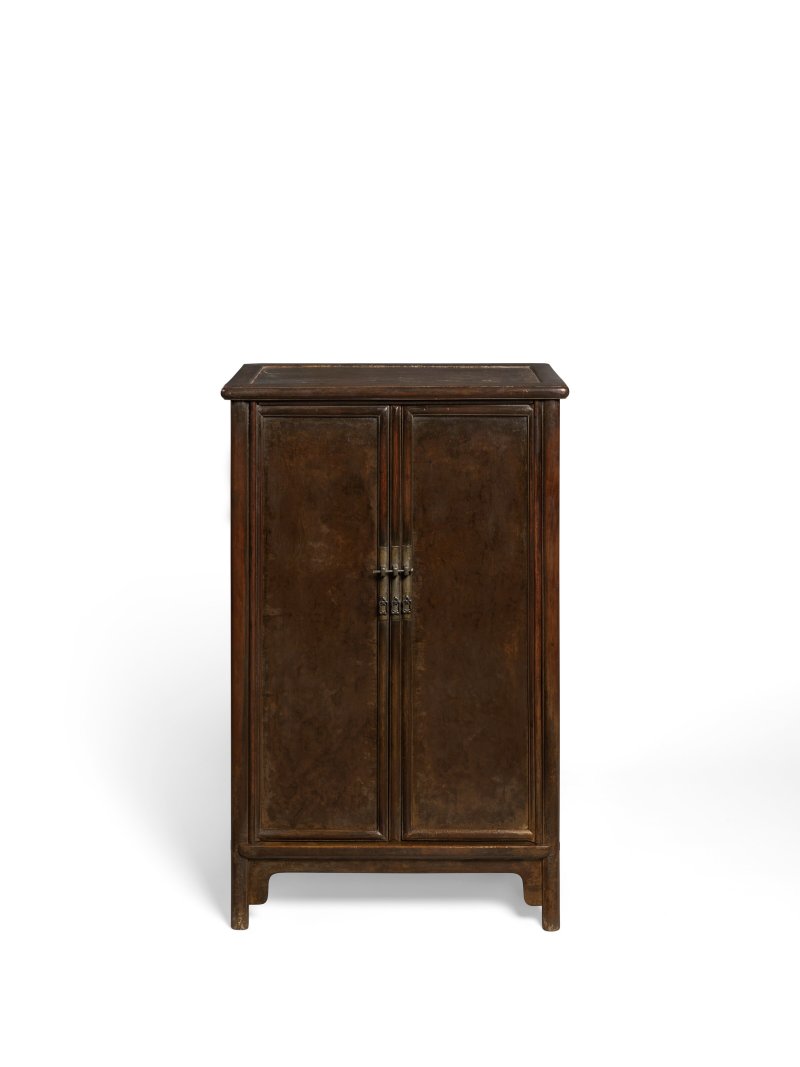 A RARE HUAMU BURL AND HUANGHUALI SLOPING-STILE CABINET  CHINA, 17TH-18TH CENTURY - 图1