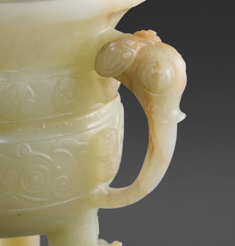 AN ARCHAISTIC PALE CELADON JADE TRIPOD VESSEL, JIA  CHINA, QING DYNASTY, 18TH-19TH CENTURY - 图7