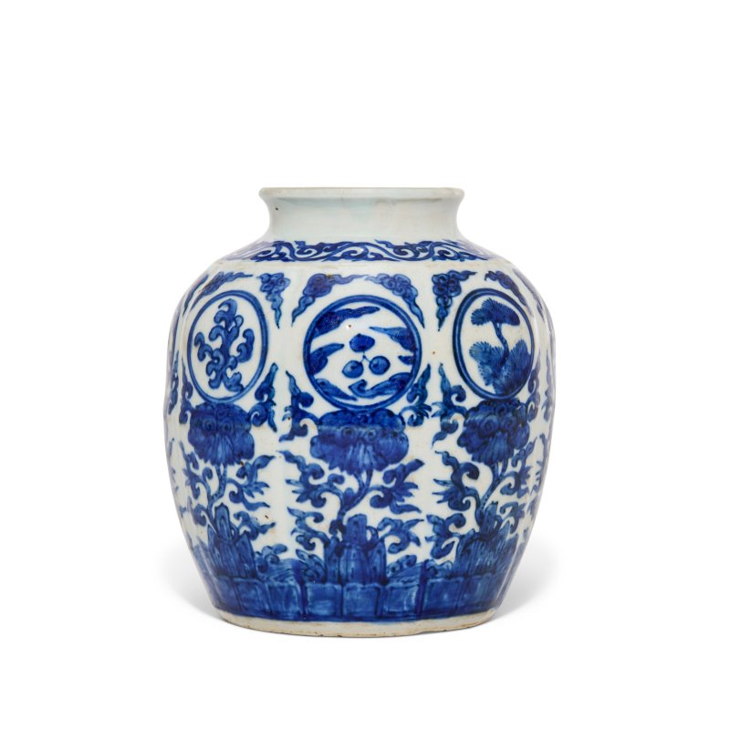 明嘉靖 青花蓮托十二章圖罐 雙圈六字楷書款  CHINA, MING DYNASTY, JIAJING SIX-CHARACTER MARK IN UNDERGLAZE BLUE AND OF THE PERIOD (1522-1566) - 图2