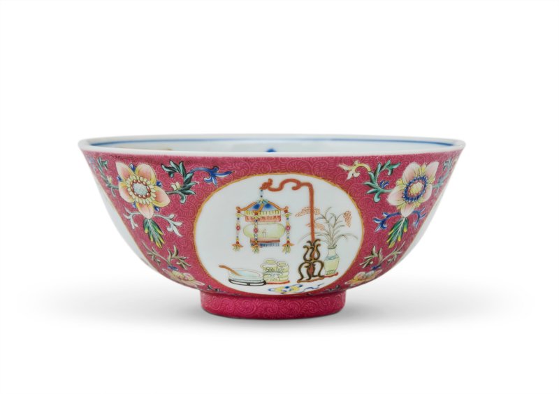 A FAMILLE ROSE SGRAFFIATO RUBY-GROUND 'MEDALLION' BOWL  CHINA, QING DYNASTY, DAOGUANG SIX-CHARACTER SEAL MARK IN UNDERGLAZE BLUE AND OF THE PERIOD (1821-1850) - 图2