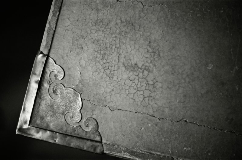 A rare imperial cinnabar lacquer and silver-fitted table, Early Qing dynasty | 清初　御製紅漆銀包角鏨花插肩榫劍腿供案 - 图3