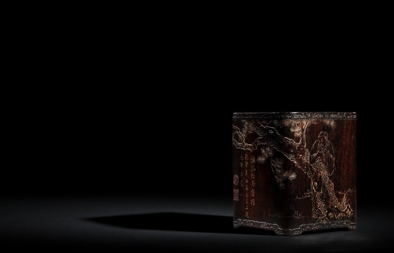 An imperial gilt-inscribed zitan ‘pine’ brushpot with an imperial portrait of the Qianlong Emperor in Han-style robes, Qing dynasty, Qianlong period, dated to the spring of the xinchou year (1781) | 清乾隆　御題紫檀填金撫松御容圖方筆筒  《乾隆辛丑春三月上浣御筆并題》款 - 图6