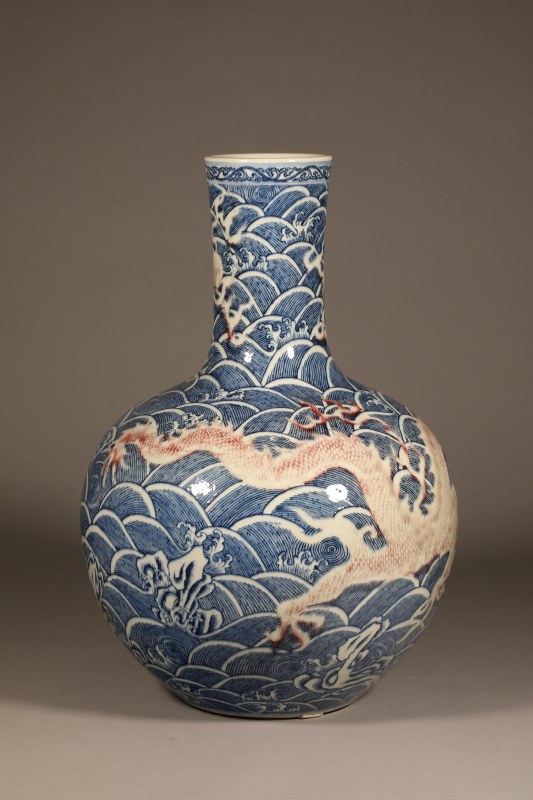 清 青花釉里红海水龙纹天球瓶 - 图6