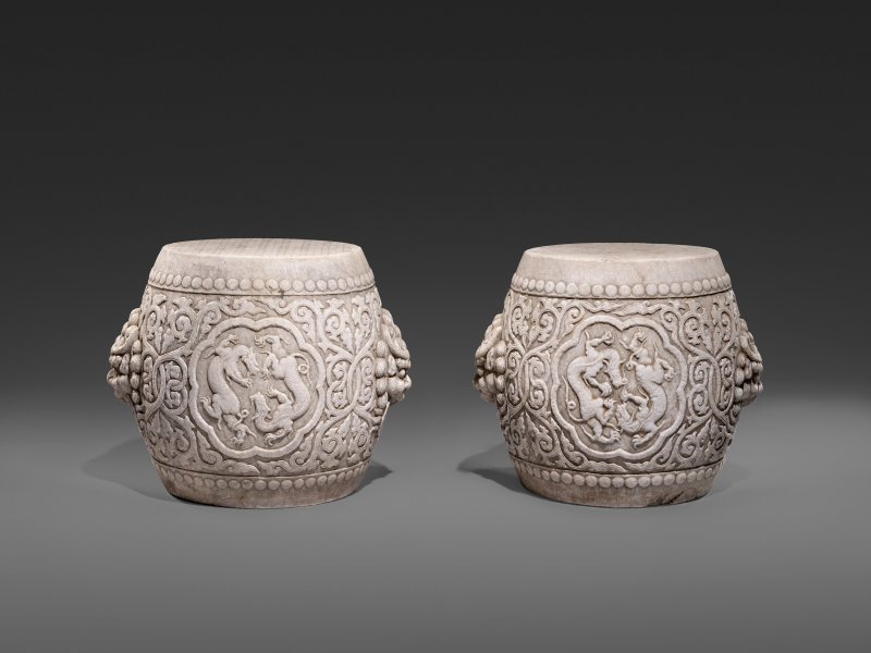 A RARE PAIR OF IMPERIAL WHITE MARBLE DRUM STOOLS  CHINA, 17TH CENTURY - 图2