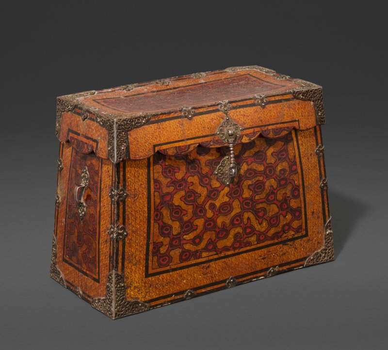A WOOD AND LACQUERED LEATHER IRON BOND TRAVEL TRUNK  TIBET, 16TH CENTURY - 图2