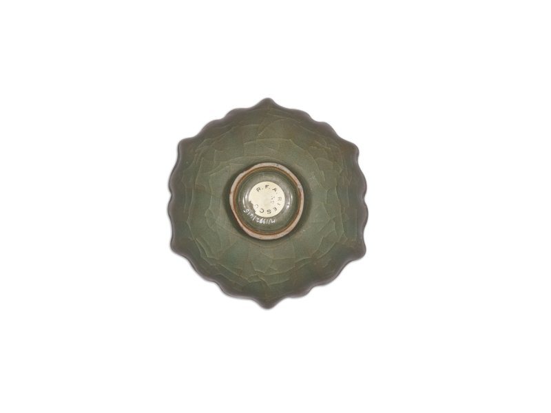 The Riesco bowl, An important and very rare small official black-bodied celadon-glazed lobed bowl, Southern Song dynasty | 南宋 黑胎青瓷花口小盌 - 图7